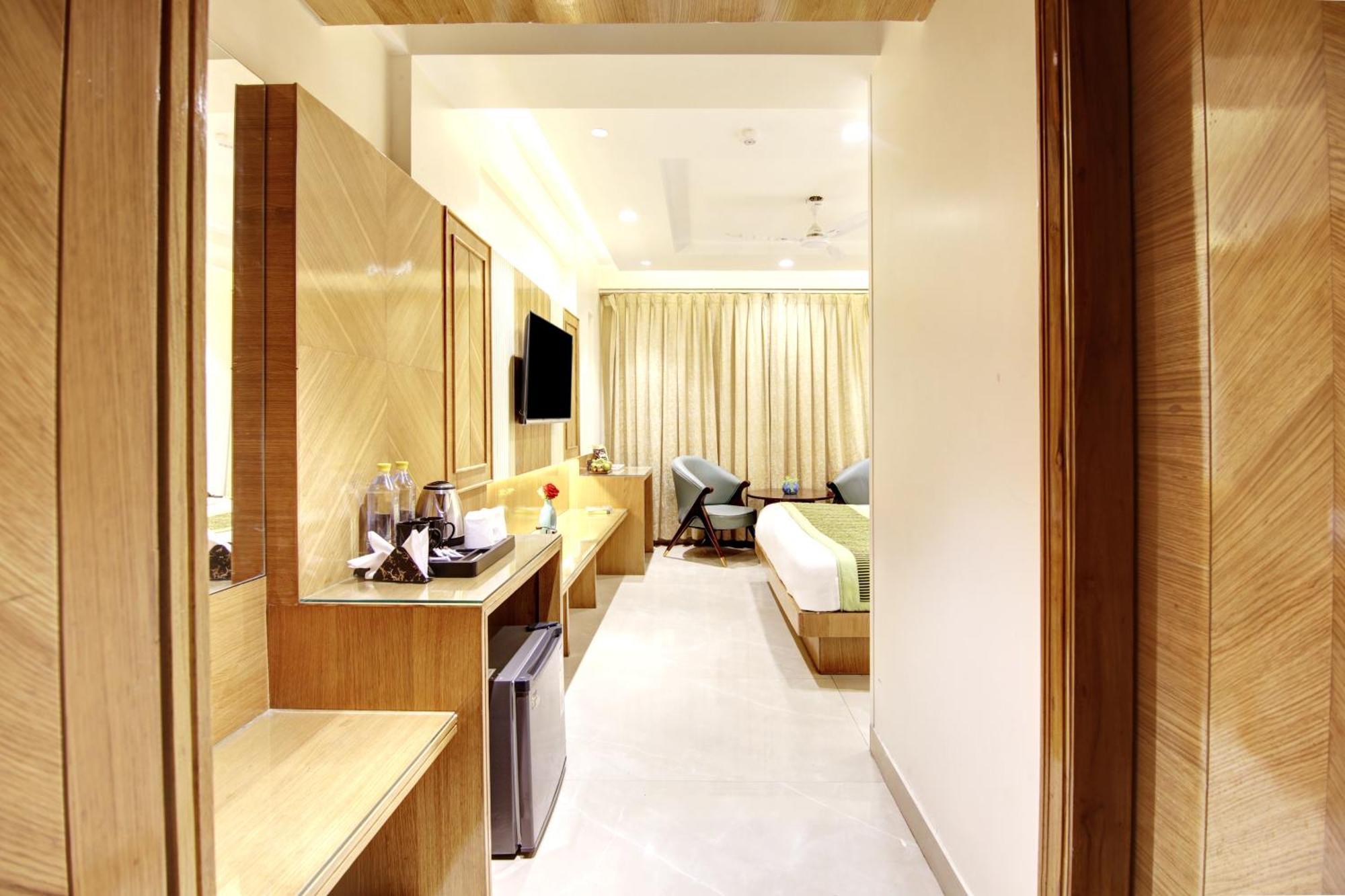 Hotel Krishna Plaza 'New Delhi' - By M S Hospitality 外观 照片