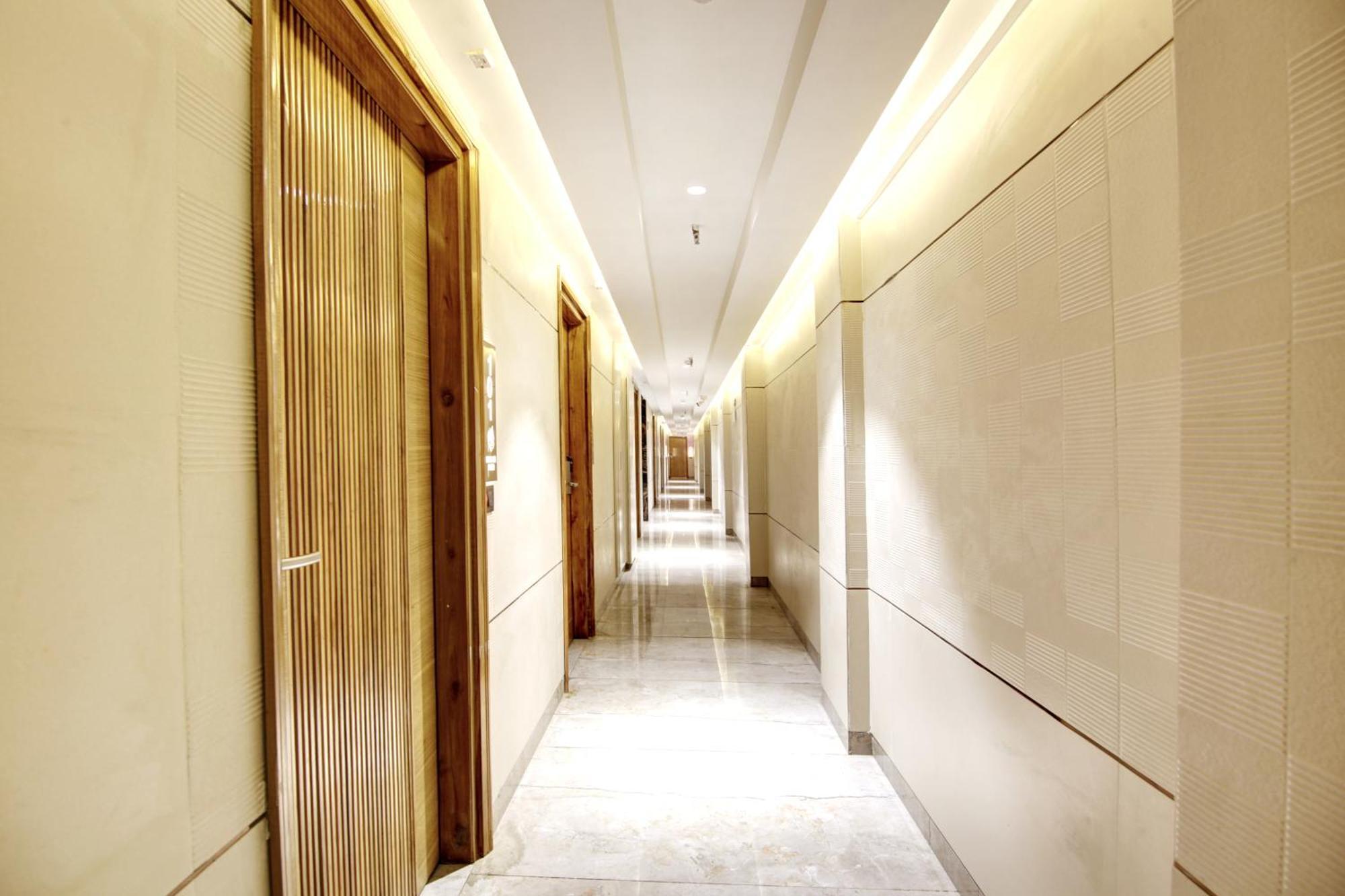 Hotel Krishna Plaza 'New Delhi' - By M S Hospitality 外观 照片