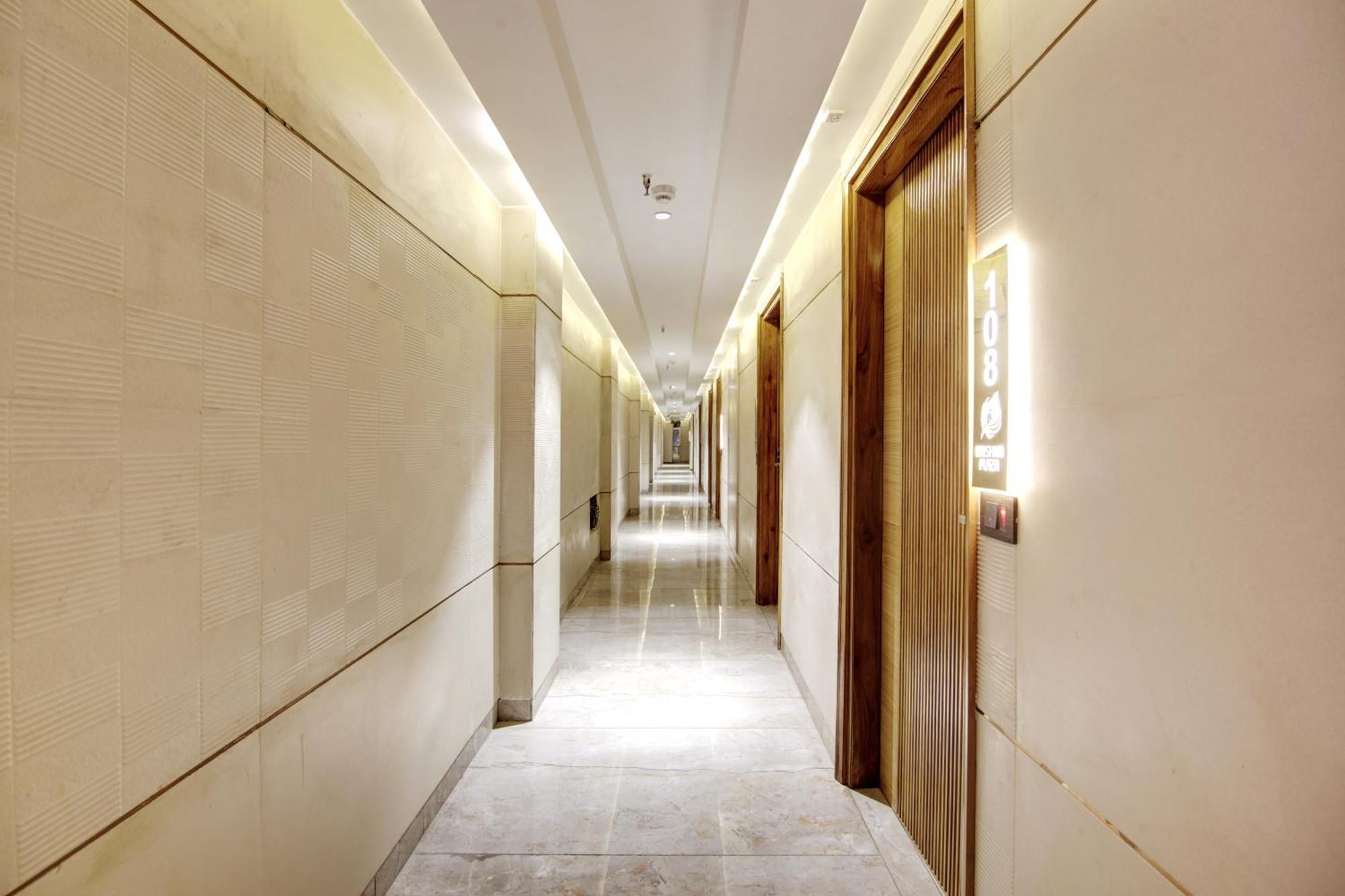 Hotel Krishna Plaza 'New Delhi' - By M S Hospitality 外观 照片