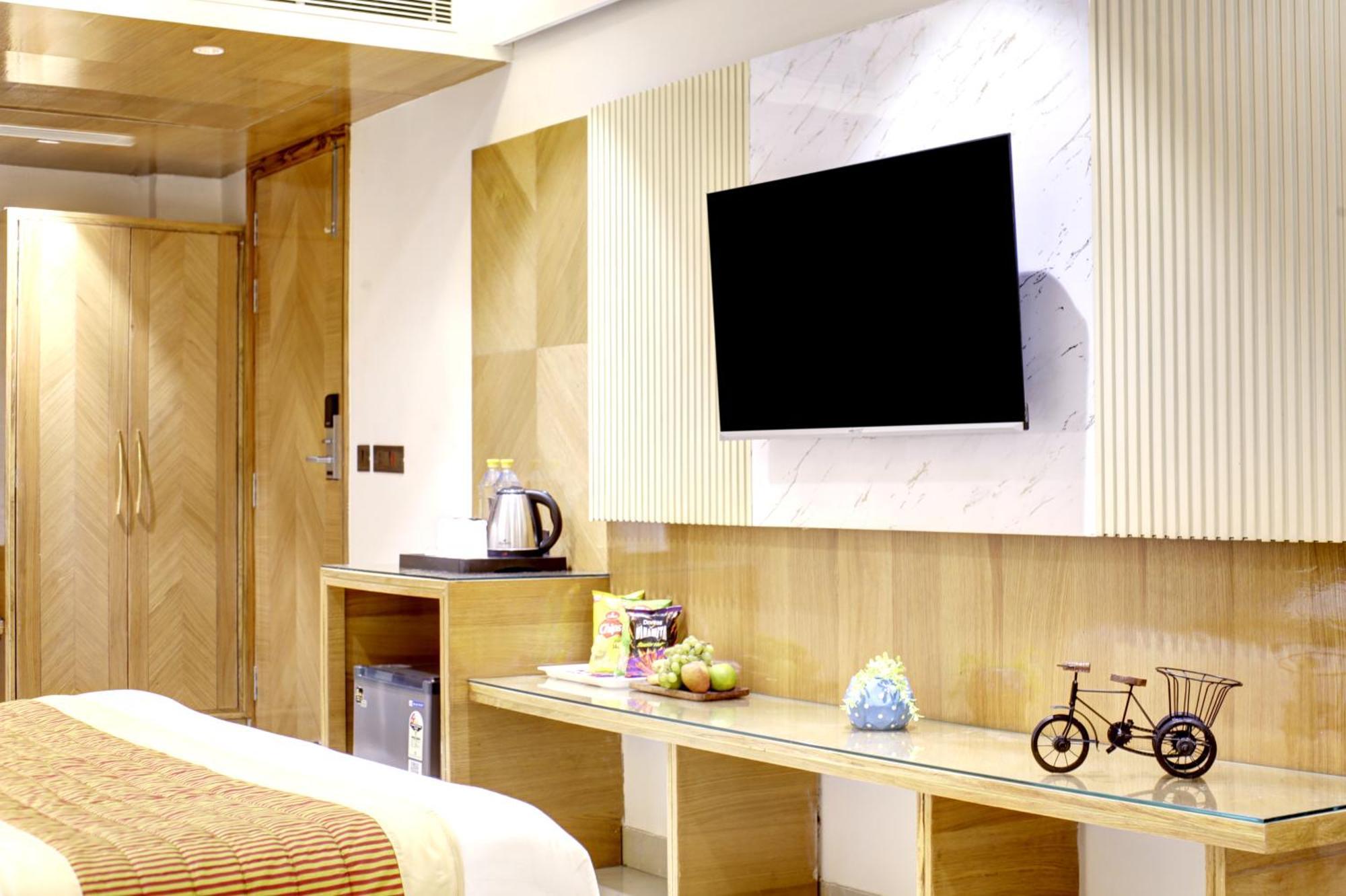 Hotel Krishna Plaza 'New Delhi' - By M S Hospitality 外观 照片