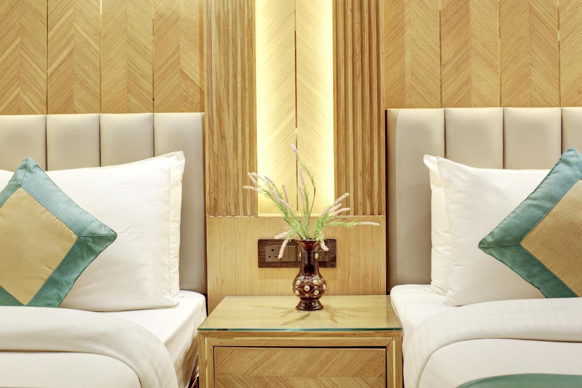 Hotel Krishna Plaza 'New Delhi' - By M S Hospitality 外观 照片