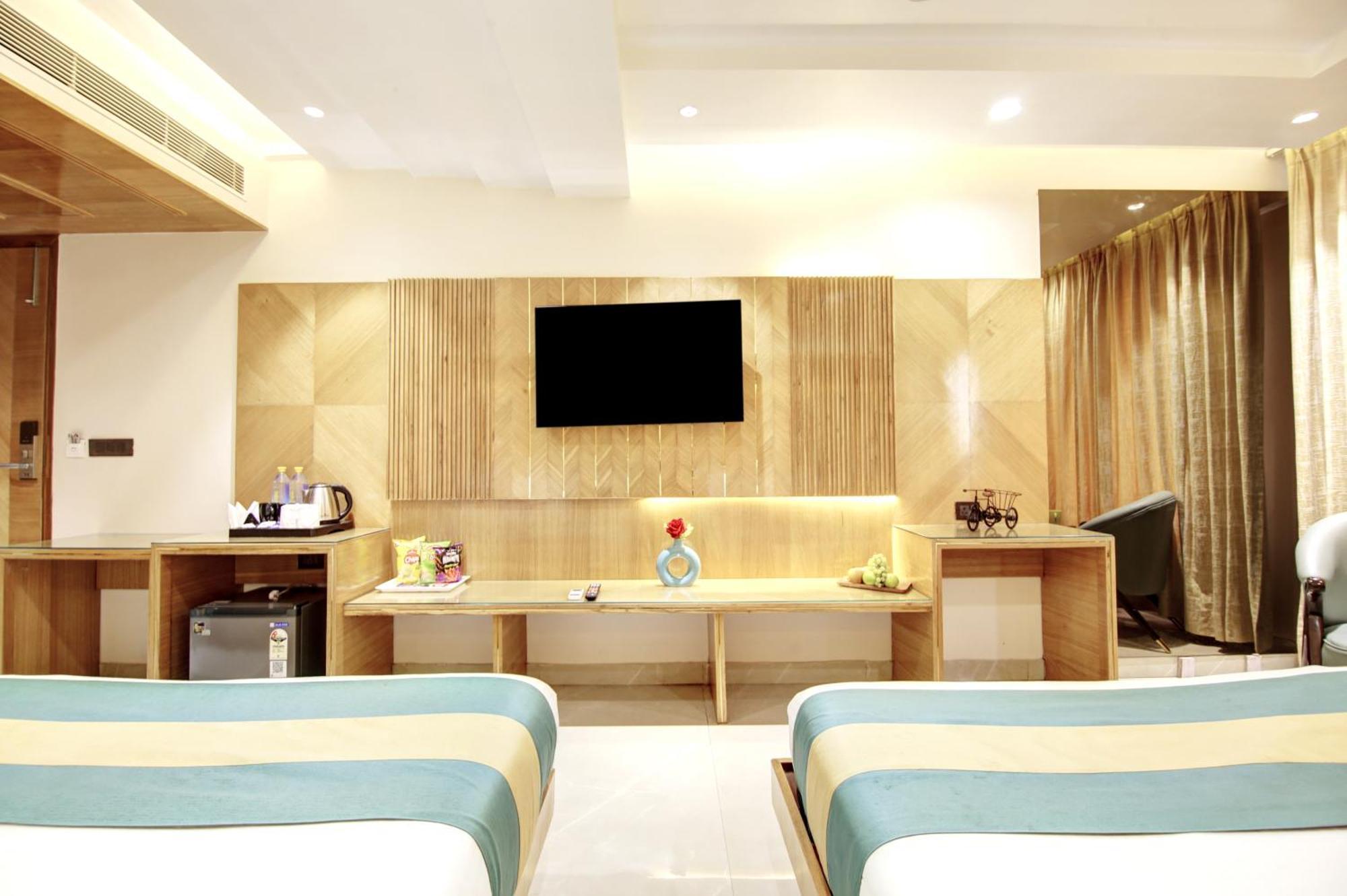 Hotel Krishna Plaza 'New Delhi' - By M S Hospitality 外观 照片